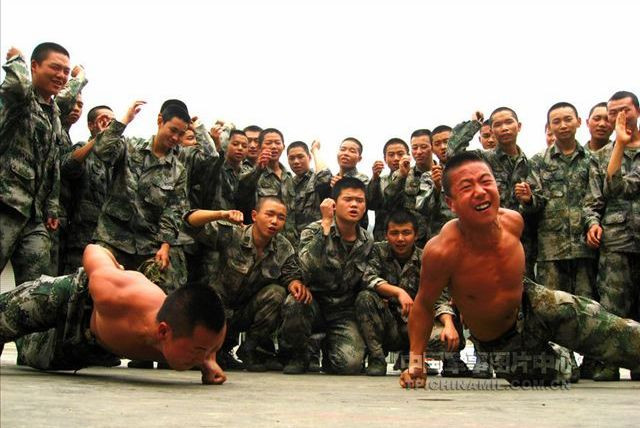 chinese army soldiers push-up training, PLA army men training picture