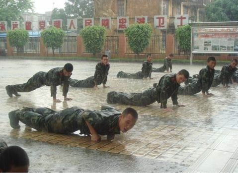 chinese army training push-up in rain