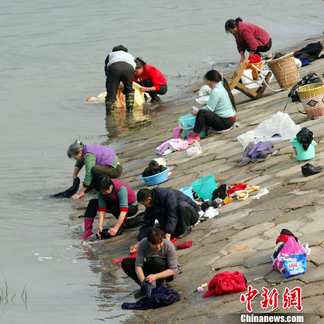 laundry in yangtze river, china environmental crisis