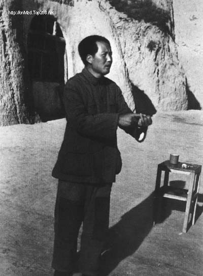 chairman mao is speaking to the public before cave house