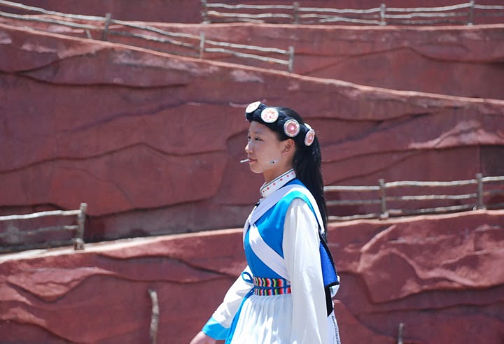 ethinc minority lady in lijiang, yunnan, ChinaToday.com yunnan travel pictures