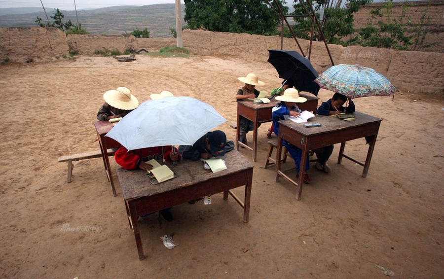 take open-air classes with an umbrella and straw hat to protect themselves against the sun and rain