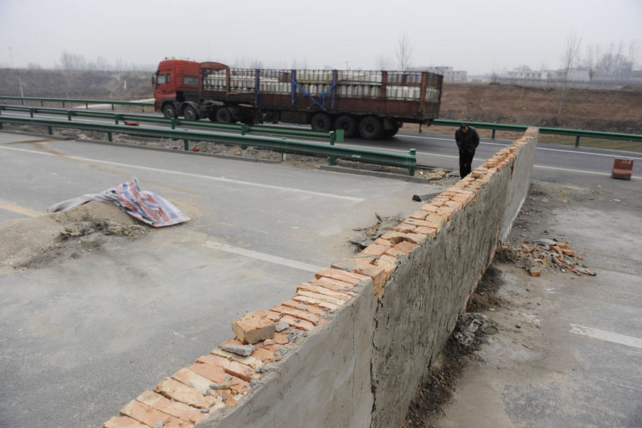 a wall built on the freeway, china funny picture
