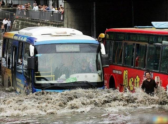 bus in water, china funny pictures
