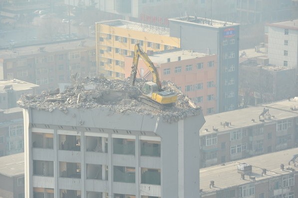 dismantle a building in a very dangerous way