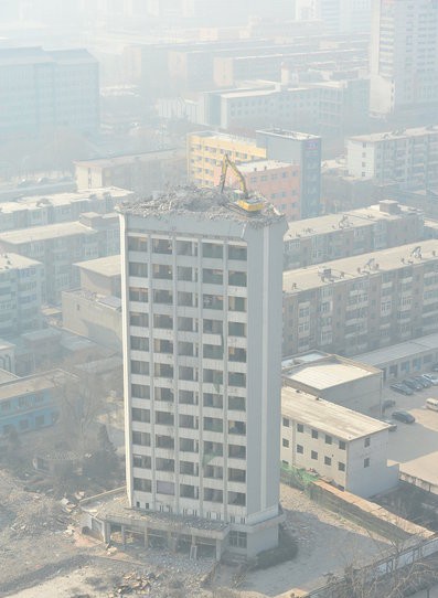 dismantle a building in taiyuan in a very dangerous way