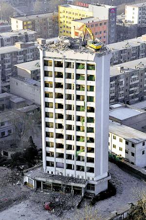 dismantle a building in a dangerous way