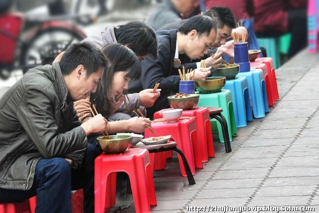 a busy lunch on city roadside