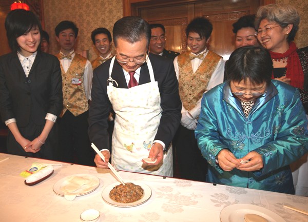 chinese premier wen jiabao is makeing dumplings