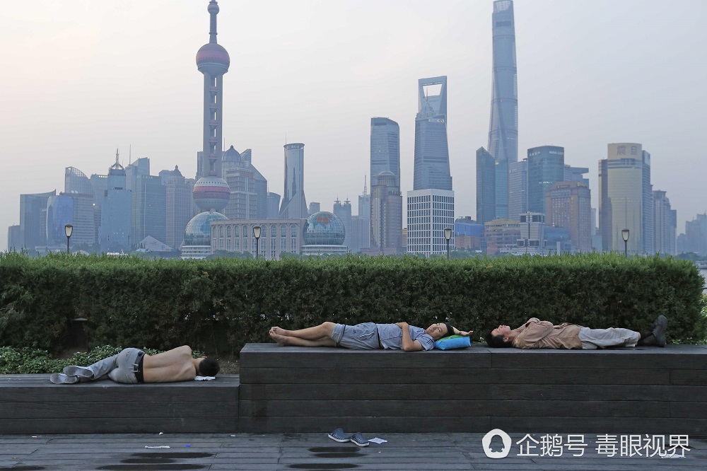 shanghai residents sleep outdoor overnight