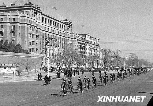 Athletes are riding through Chang'an Avenue 
after a youth cycling race of six cities 