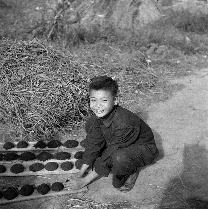 shanghai pictures in 1945, making brickets