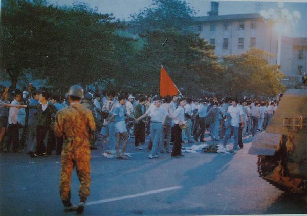 what happened in early morning of June 4 1989 in Tiananmen Square