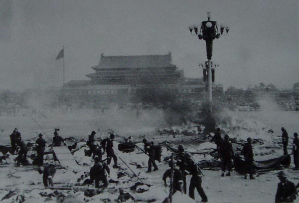 pictures of 1989 tiananmen square incident, soldiers are cleading the square