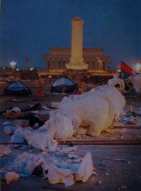pictures of 1989 tiananmen square incident, the goddess of democracy is pulled down