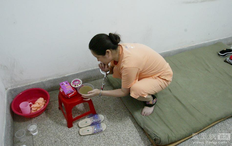 female drug dealer dai donggui is taking some food the evening before execution