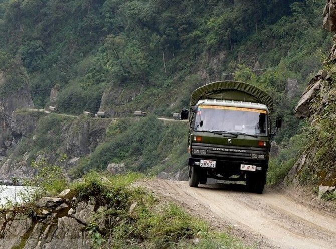 shipping goods to tibet, sichuan-tibet highway transportation pictures