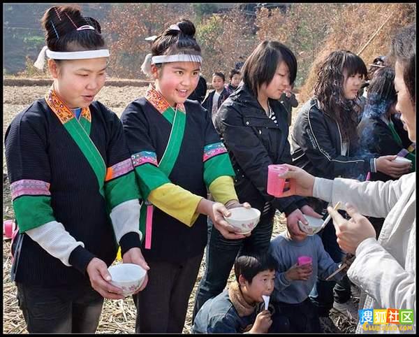 Bachelors are invited to drink by girls in dong village