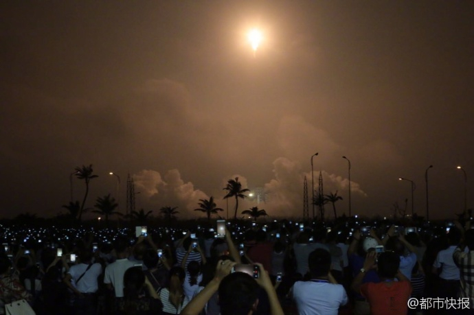 Thousands of phones photograph the rising of a rocket