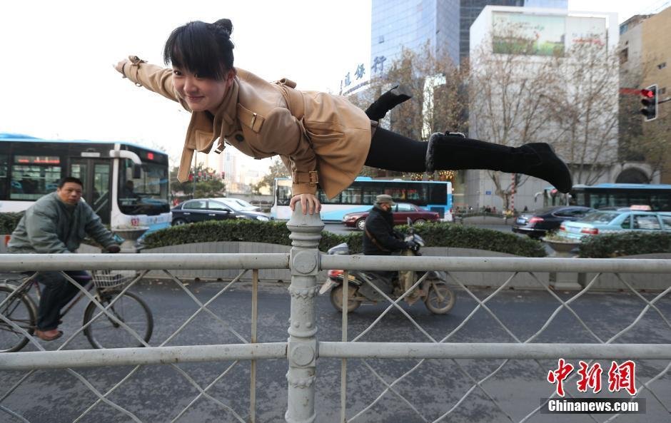 a girl from anshan of liaoning is play balance skills in nanjing