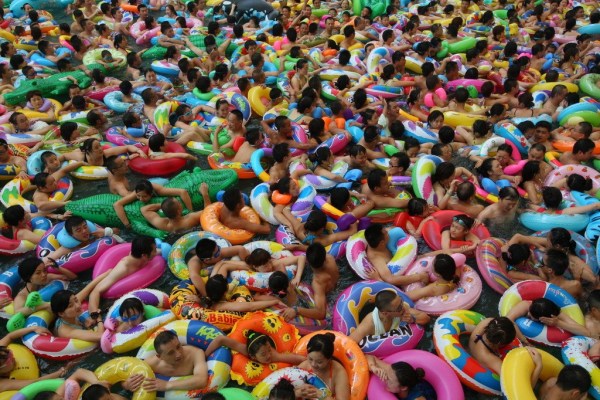 crowded water park in sichuan, sichuan travel