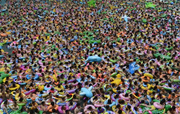 crowded water park in sichuan province, sichuan tour