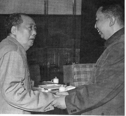 Hua guofeng and Chairman Mao, Hua is deeply trusted by Mao