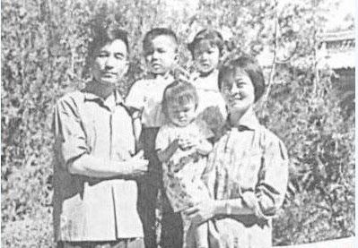 wen jiabao and his family in 1974'><br>
				<font face=