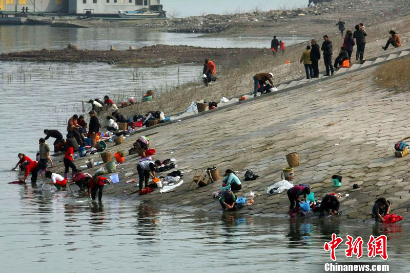 laundry in yangtze river, china environmental crisis