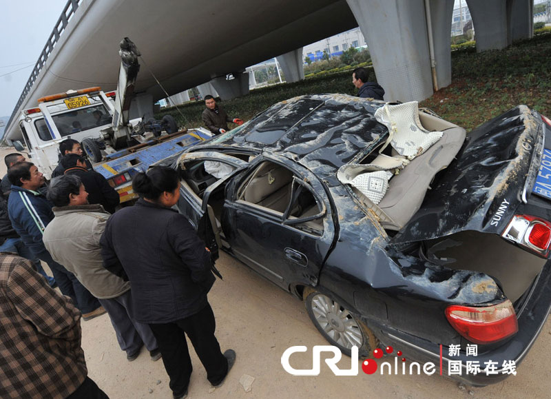 end of the road, the road construction site do not have any warning sign in china