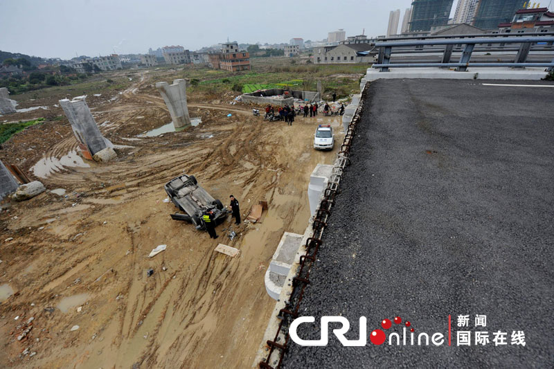 end of the road, construction site do not have any warning sign