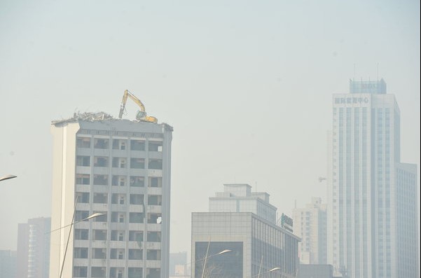 dismantle a building in a dangerous way