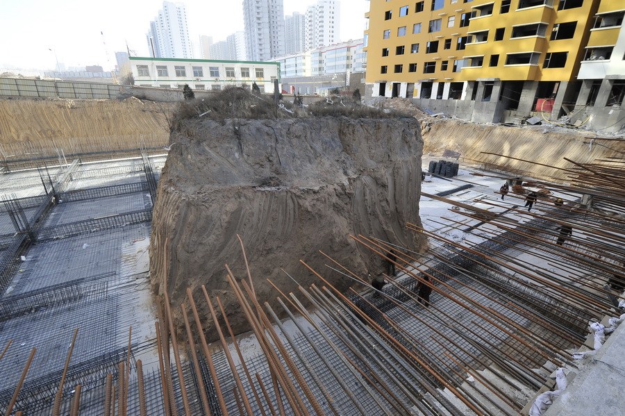 a tomb and a new building, no deal makes the tomb was encloded