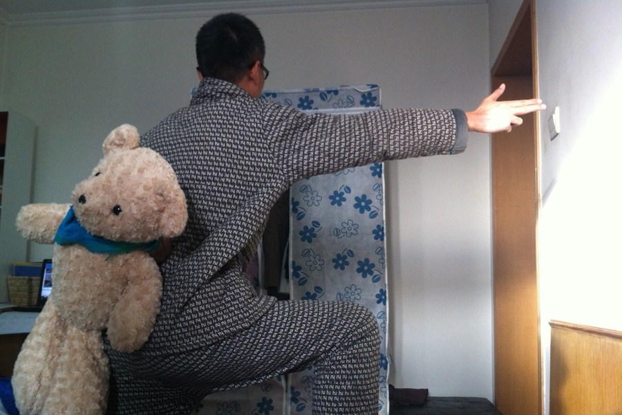 a cool gesture directing taking off on China's first carrier imitated by many Chinese