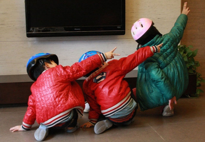 funny, a cool gesture directing taking off from China's first carrier imitated by many Chinese