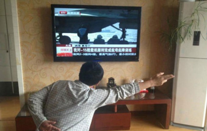 funny china pictures - a cool gesture directing taking off from China's first carrier imitated by many Chinese