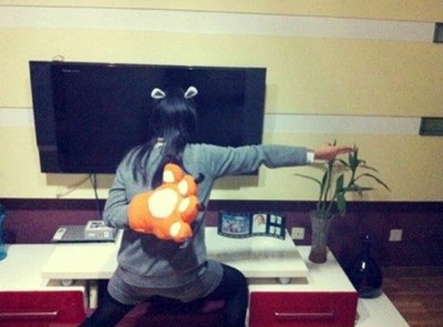 funny pictures, gesture of ground crew directing taking off from China's 1st carrier imitated by many Chinese