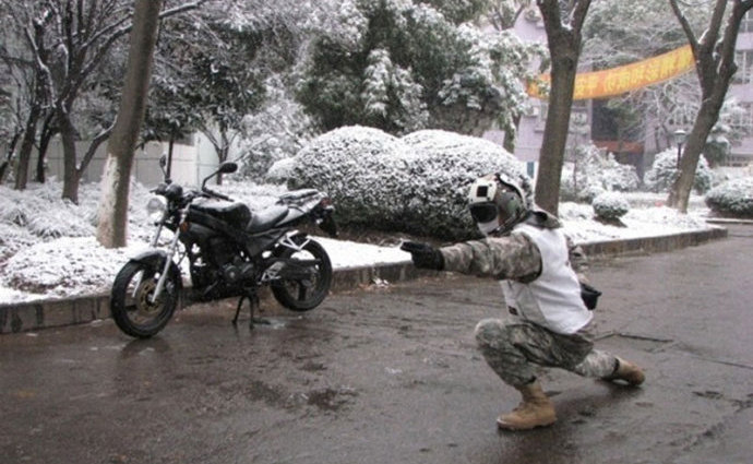  funny pictures from china - a cool gesture directing taking off from China's first carrier imitated by many Chinese