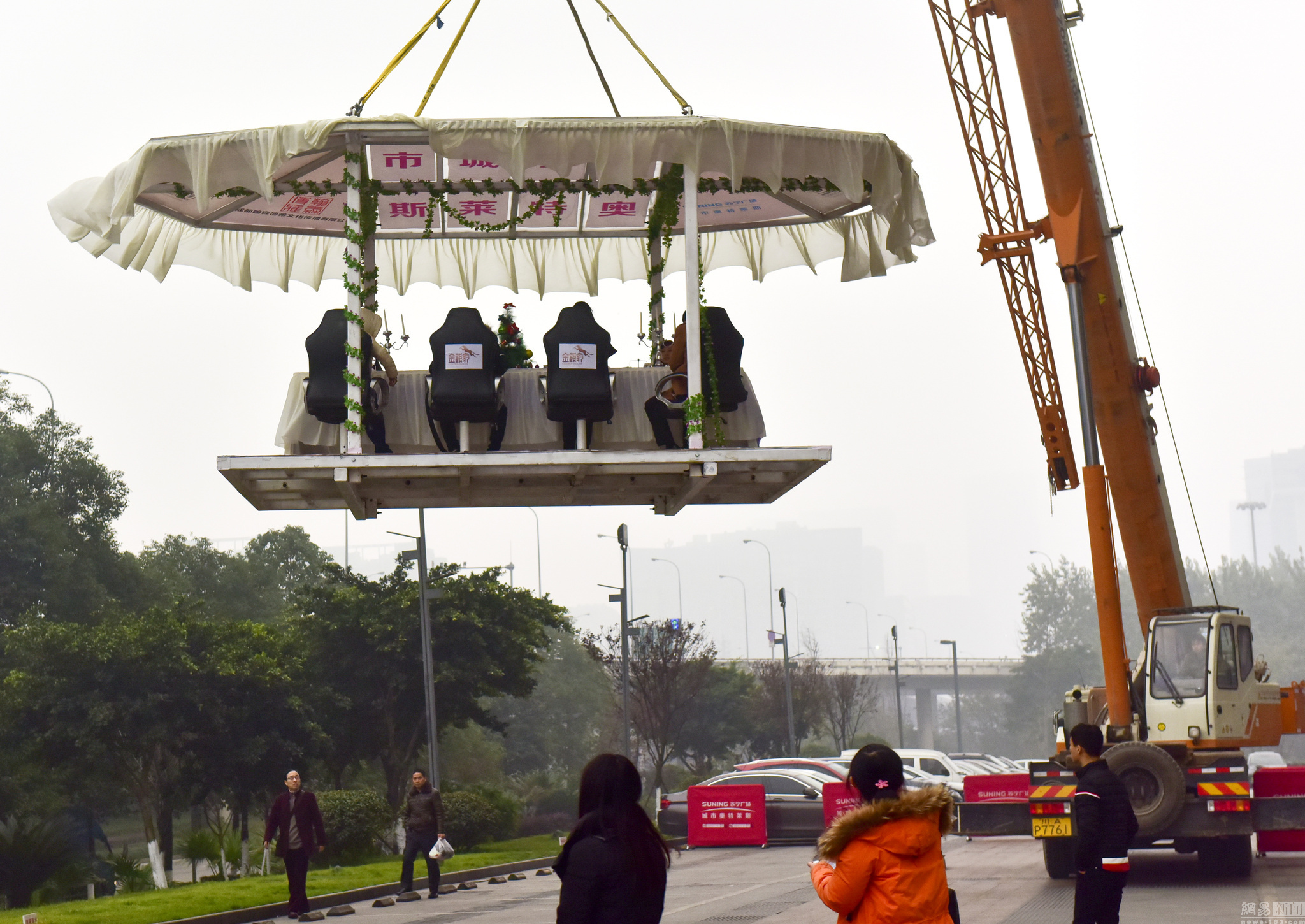 30-meters high dinner in chengdu, sichuan