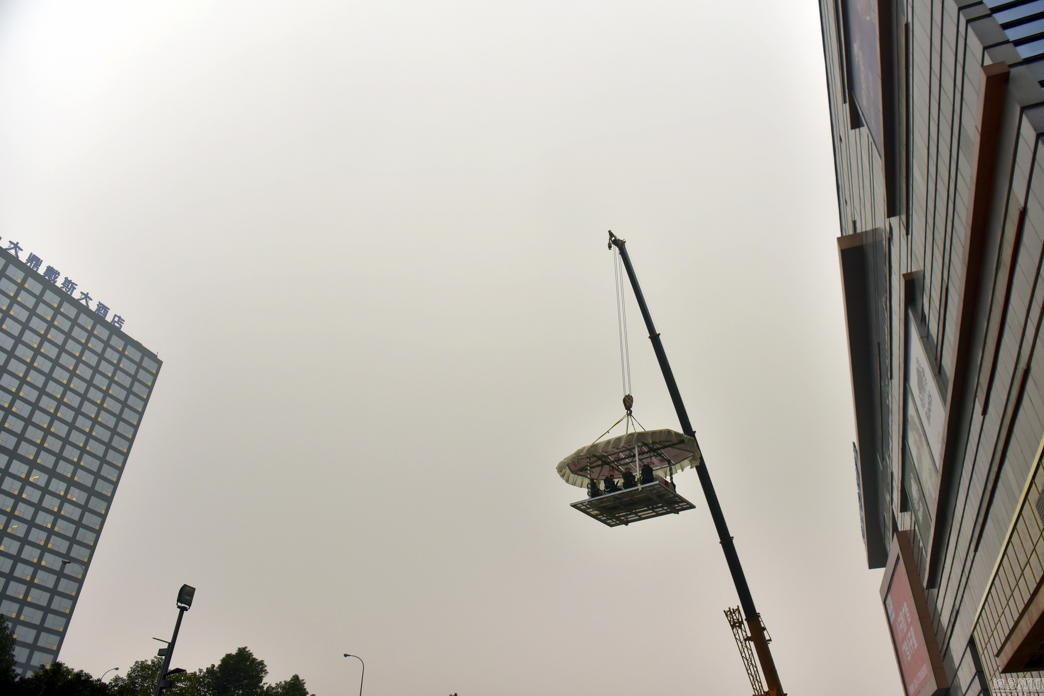 A dinner table with 8 customers is hanging 30-meters high