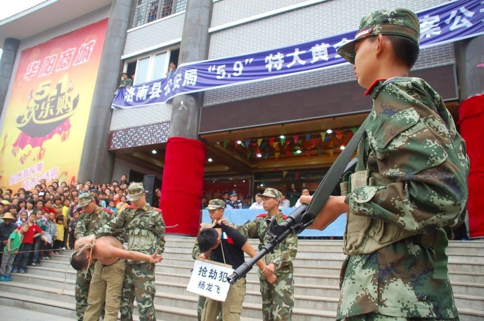 two jewellery shop robbers are shown to the public in shaanxi province