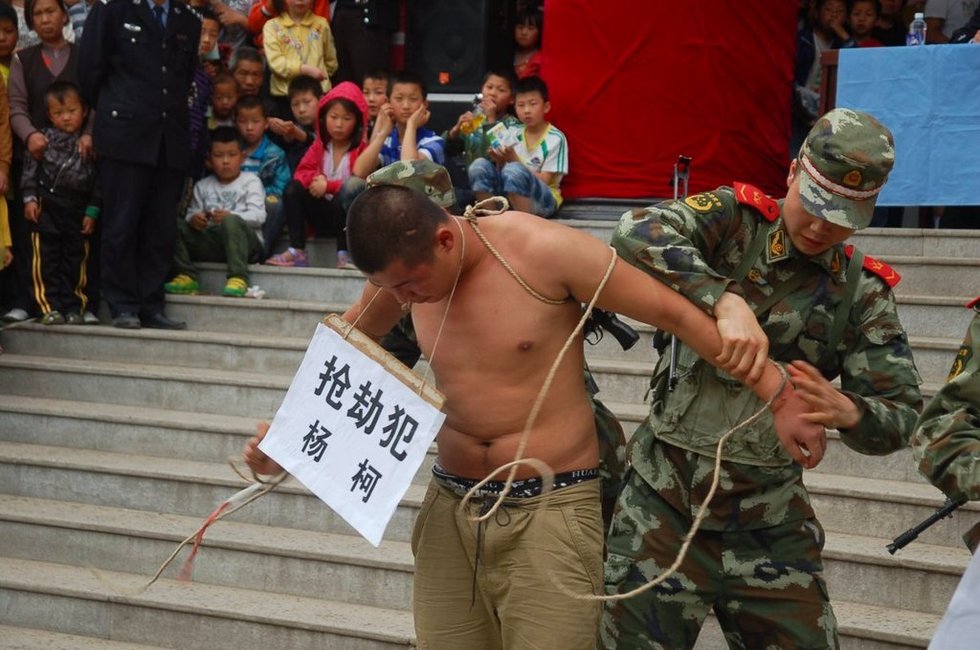 two jewellery shop robbers are shown to the public in Luonan County