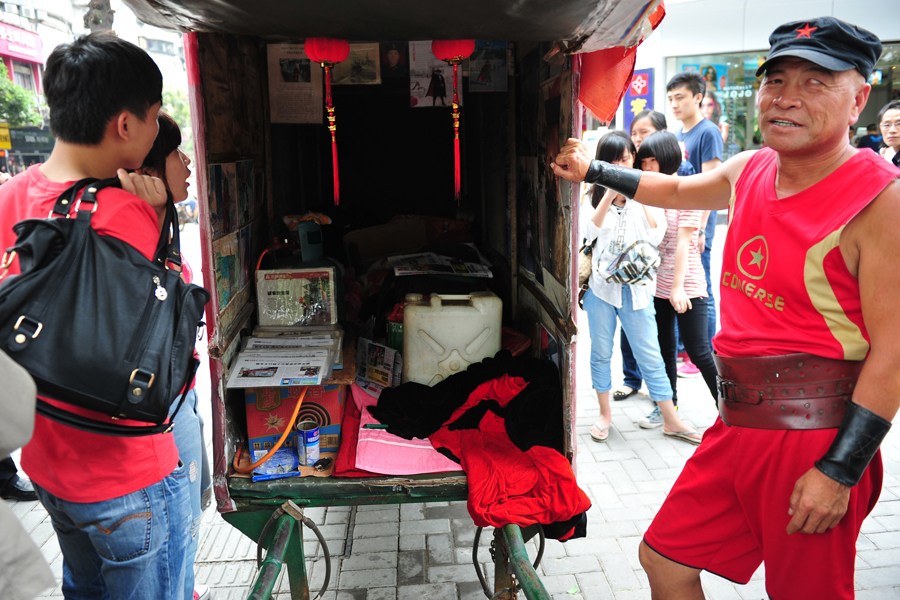 showing his rickshaw, he traveled 40000 km, 29 provinces with this rickshaw
