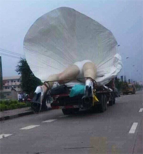 marilyn monroe statue on the road