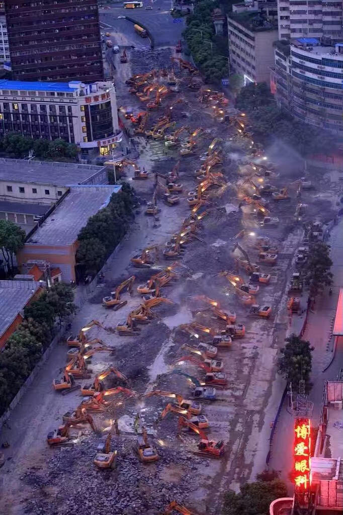 hundred of Excavators Teamwork to do city development