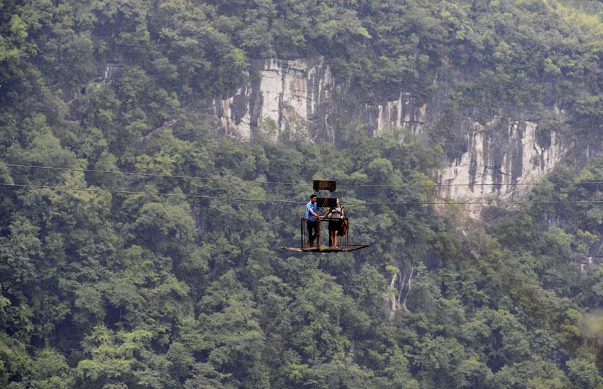 how reomte chinese villagers crossing deep valley?