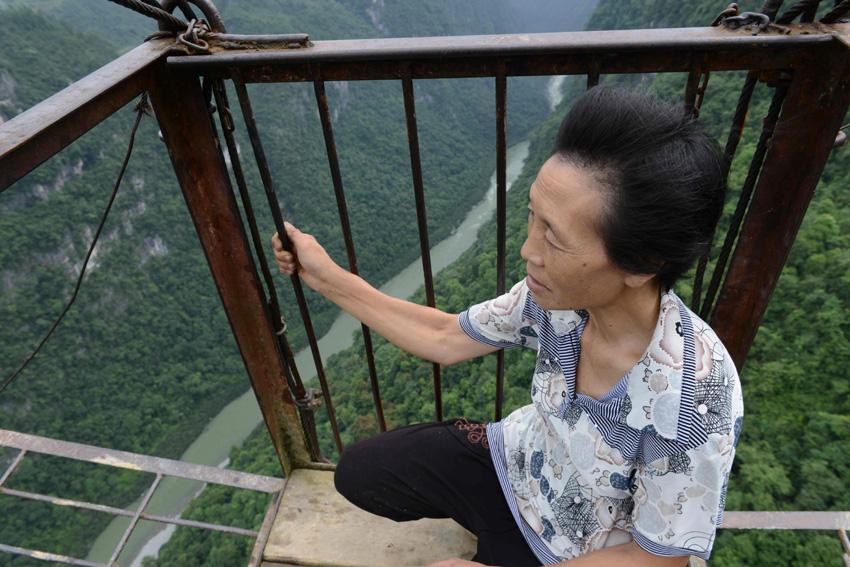 cross deep valley in a cage, want to have a try?